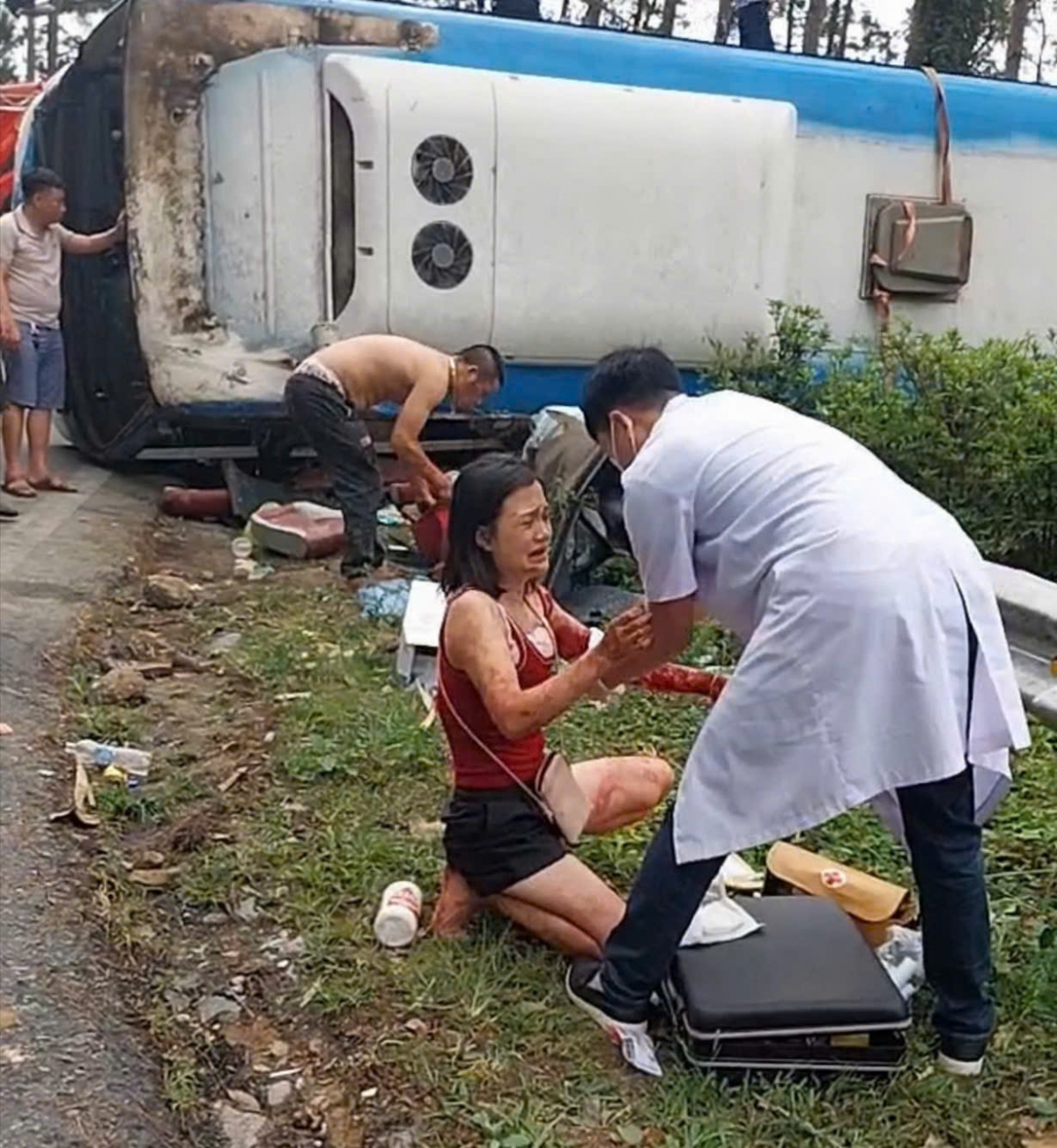 Theo lãnh đạo UBND thị trấn Tam Đảo: "Lực lượng chức năng đang phong tỏa khu vực và phối hợp cùng người dân địa phương tiến hành cấp cứu, đưa những người bị thương đến cơ sở y tế gần nhất".