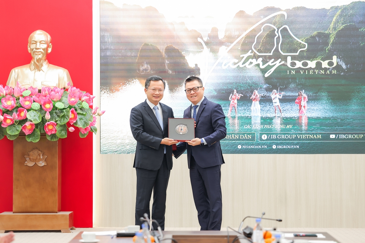 MV "Victory - Bond in Vietnam" đã được trao tặng cho lãnh đạo tỉnh Quảng Ninh