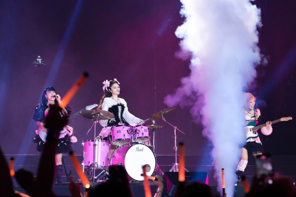 Ngọc Thanh Tâm gây sốt khi đánh trống điêu luyện trong concert Chị đẹp