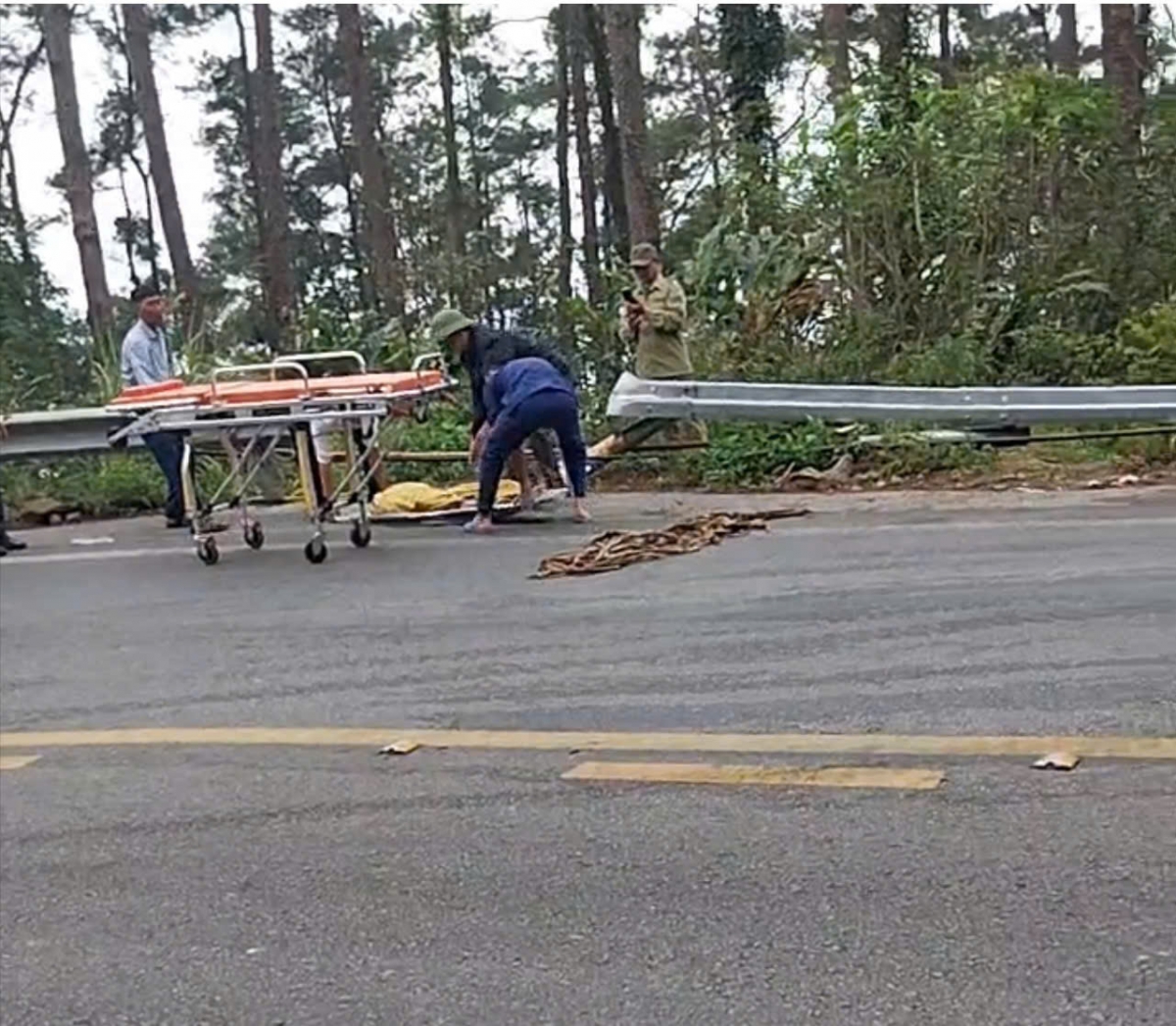 Hiện các lực lượng chức năng của tỉnh Vĩnh Phúc đang tiếp tục cứu hộ cứu nạn và giải quyết vụ tai nạn.