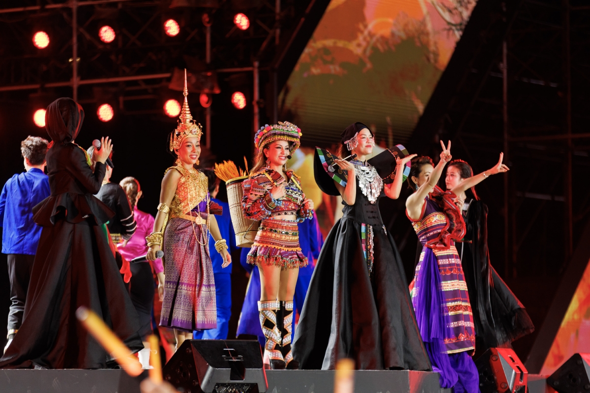 Chương 3: Sức ảnh hưởng và lan tỏa được xây dựng khá khéo léo với mạch chuyển từ những ca khúc nhẹ nhàng như Mưa tháng sáu, Đợi bàn sang loạt ca khúc được mong đợi về văn hóa dân tộc, vùng miền với Cô đôi thượng ngàn, Lý kéo chài, Cầu duyên, Inh lả ơi, Lý kéo chài, Giận mà thương, hoạt cảnh đám cưới miền Tây...