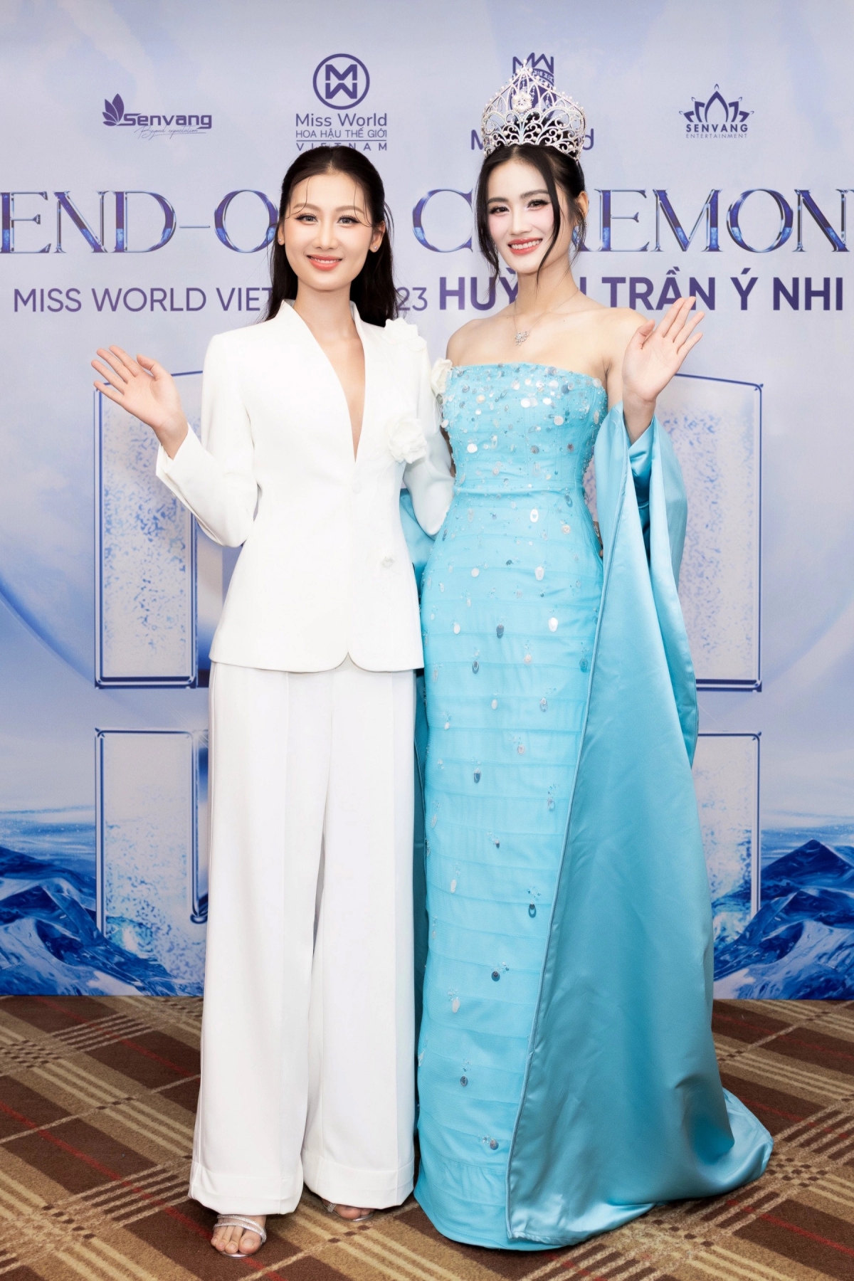 Hoa hậu Quế Anh diện bộ suit thanh lịch, trong khi các mỹ nhân khác đều chọn đầm dạ hội cầu kỳ tới ủng hộ tinh thần Ý Nhi trước thềm Miss World 2025.
