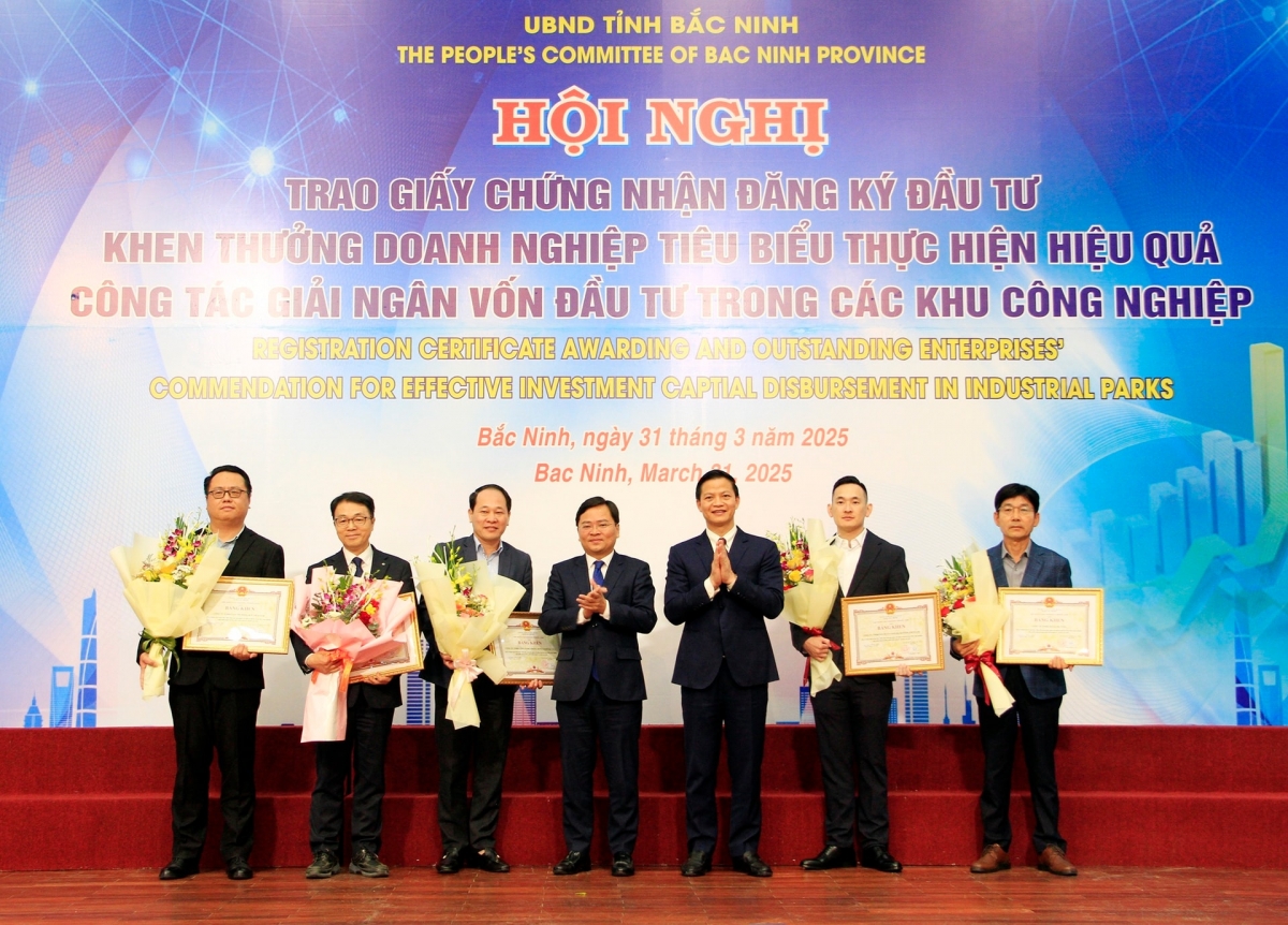 Lãnh đạo tỉnh Bắc Ninh chúc mừng và trao Giấy chứng nhận đầu tư tới các doanh nghiệp
