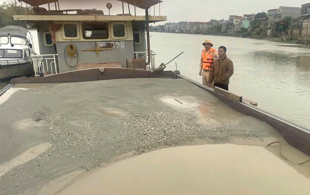 Lực lượng Cảnh sát đường thuỷ kiểm tra phương tiện vận chuyển cát trên tuyến sông Cầu