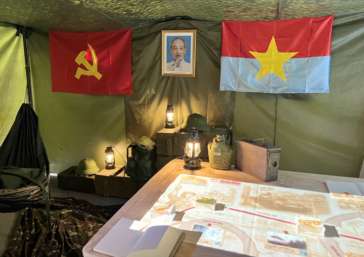 Lần đầu tiên, công nghệ 3D mapping được đưa vào báo in – chiếu hình các chiến dịch lịch sử lên chính trang báo Nhân Dân.