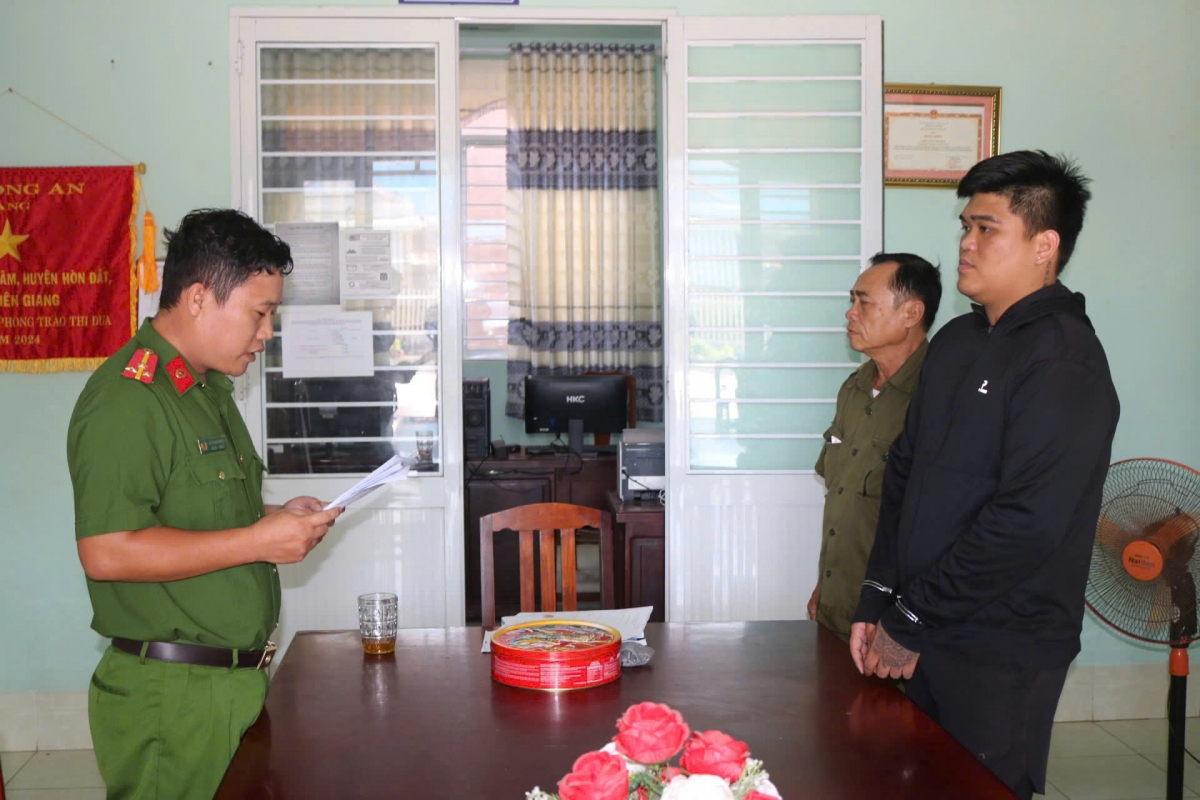 Tống đạt quyết định khởi tố, bắt tạm giam đối với bị can Phạm Huỳnh Quốc Trung