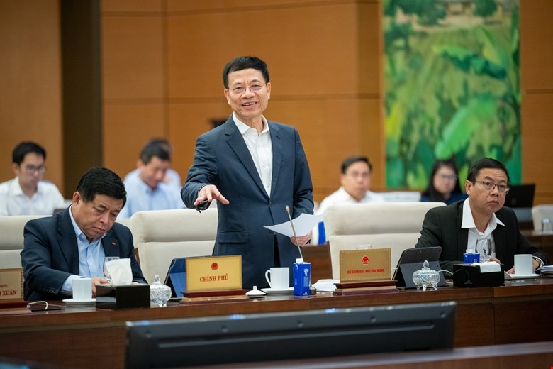 Bộ trưởng Bộ KHCN Nguyễn Mạnh Hùng trình bày tờ trình và báo cáo giải trình tại phiên họp