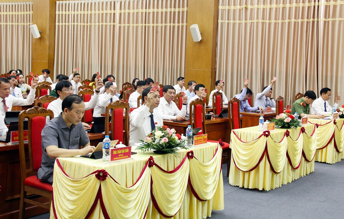 Các đại biểu HĐND tỉnh Bắc Giang biểu quyết thông qua các Nghị quyết tại kỳ họp