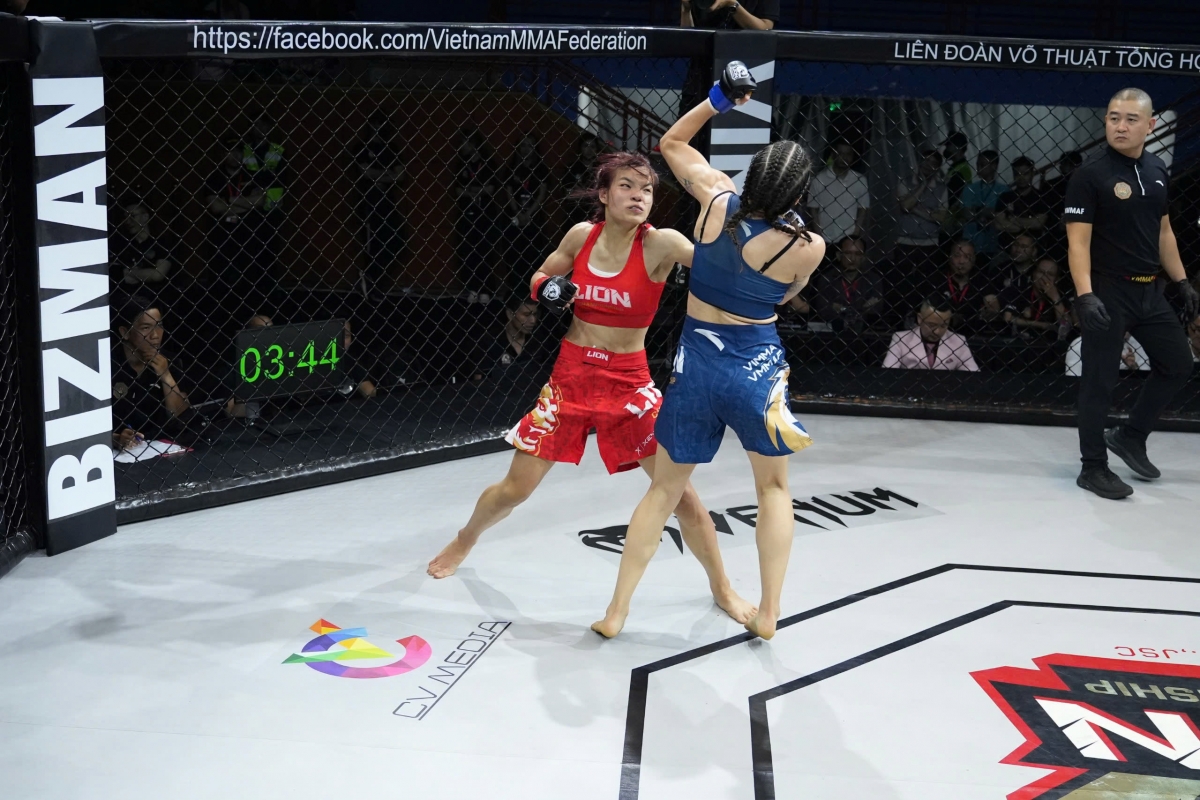 VĐV nữ của Việt Nam có những pha ra đòn ấn tượng. 