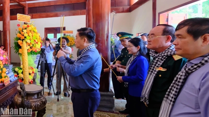Ông Nguyễn Trọng Nghĩa cùng các thành viên trong đoàn dâng hương tại Khu di tích lịch sử quốc gia đặc biệt Căn cứ Bộ Chỉ huy Quân giải phóng miền nam Việt Nam.