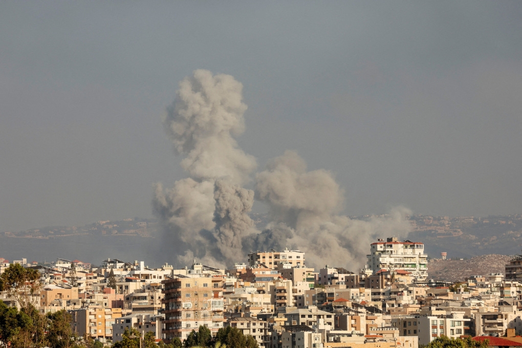 Cột khói bốc lên sau đòn không kích của Israel vào Tyre, miền nam Lebanon ngày 23/9. Ảnh: Reuters