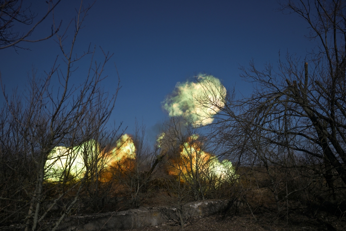 Ukraine khai hỏa lựu pháo về phía quân đội Nga trên tiền tuyến ở Zaporizhzhia. Ảnh: Reuters