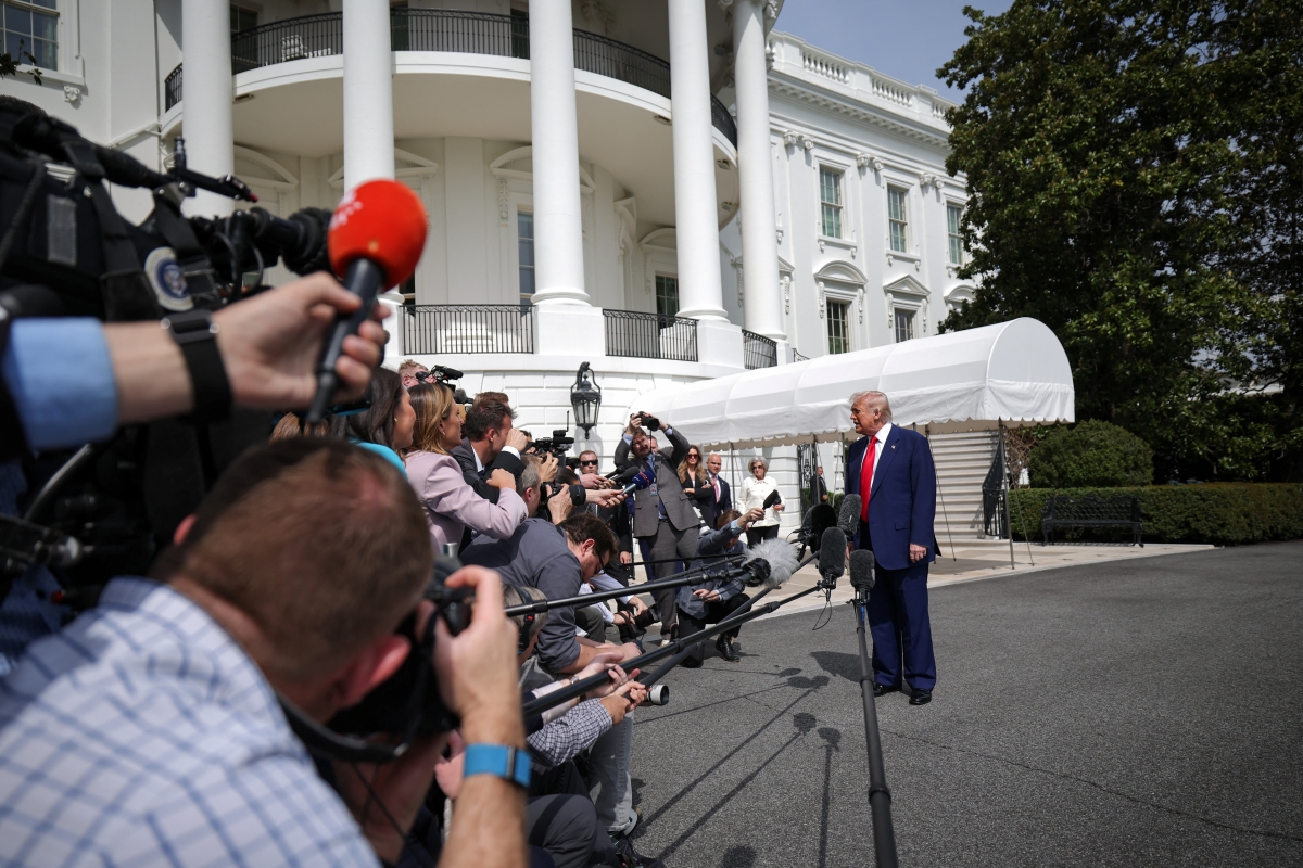 Tổng thống Donald Trump trả lời báo giới trước khi rời Nhà Trắng tới Florida ngày 3/2. Ảnh: Reuters