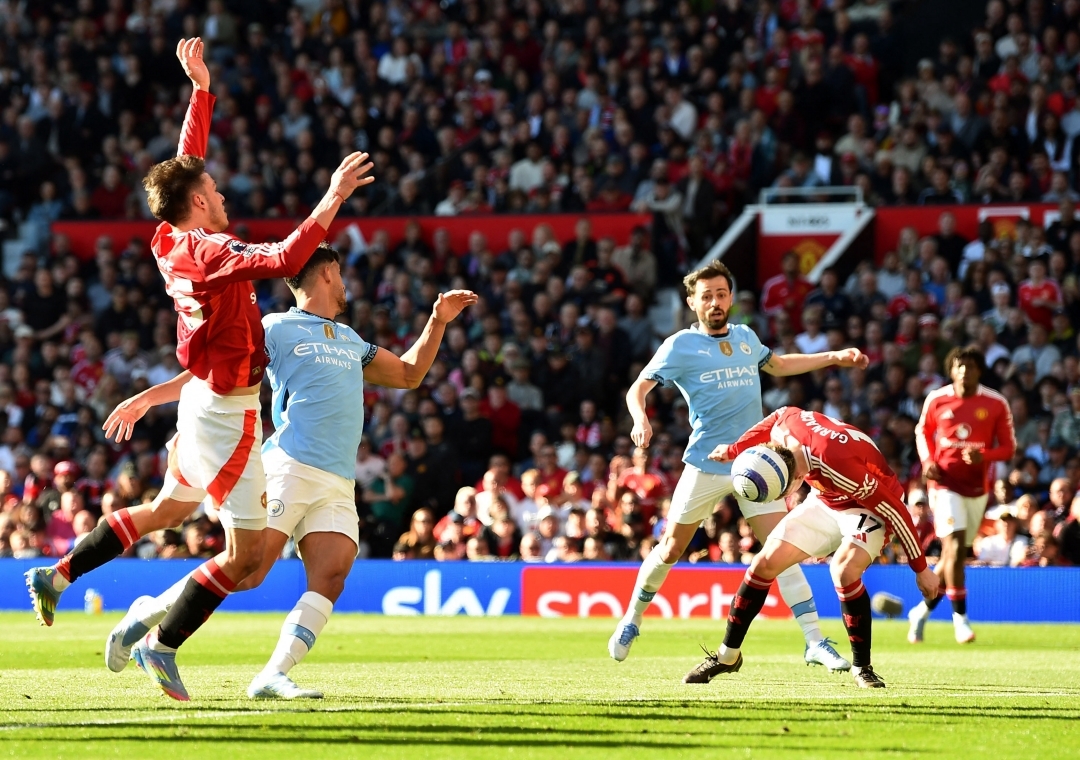 Garnacho bỏ lỡ cơ hội mở tỷ số cho MU (Ảnh: Reuters)