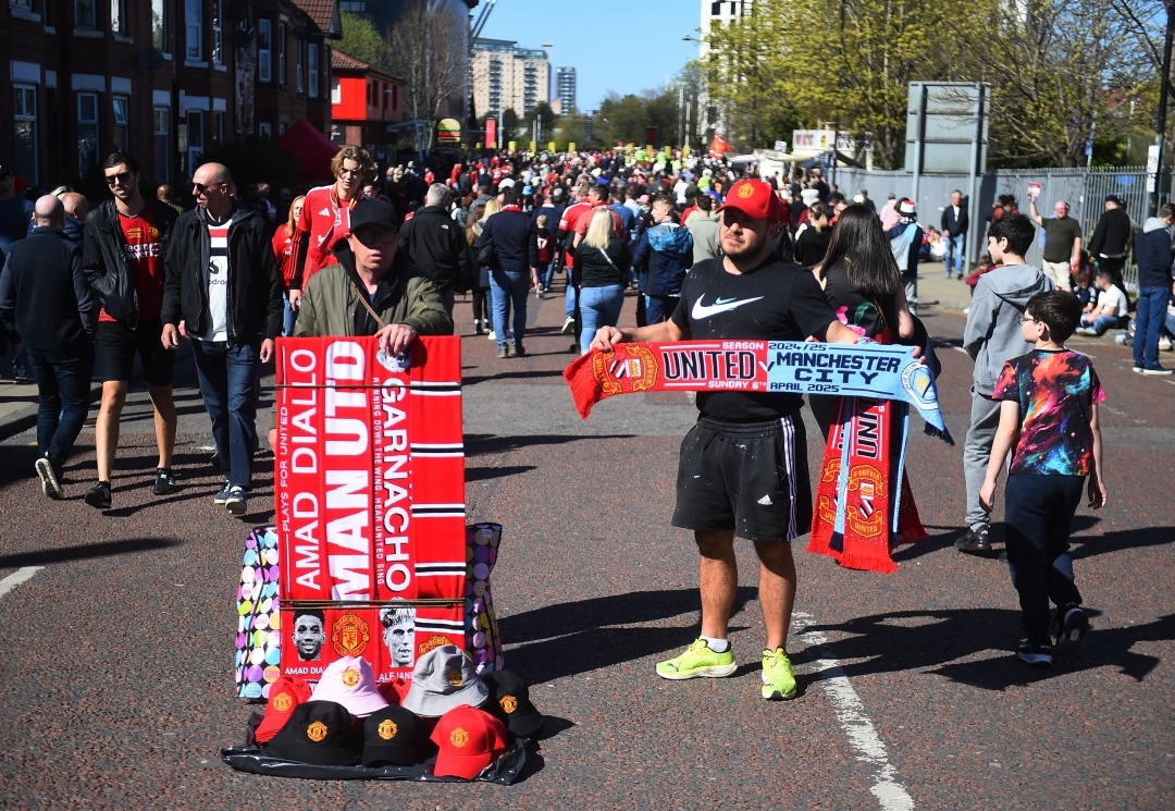 Các CĐV có mặt từ rất sớm ở Old Trafford chờ đợi trận derby Manchester giữa MU vs Man City trong khuôn khổ vòng 31 Ngoại hạng Anh 2024/2025 (Ảnh: Reuters)