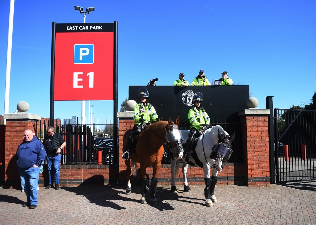 Dàn kị binh được điều động để đảm bảo an ninh trước trận đấu (Ảnh: Reuters)