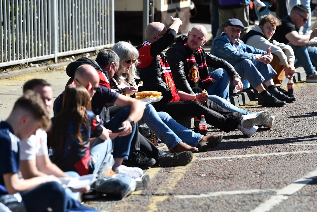 Các CĐV xếp hàng dài chờ vào sân (Ảnh: Reuters)