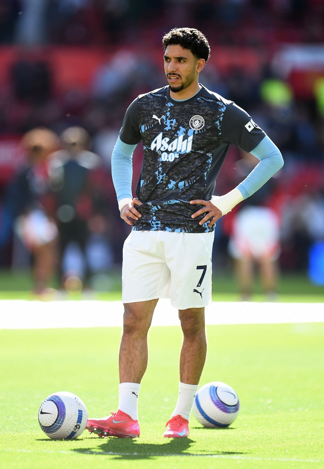 Các cầu thủ Man City khởi động trước giờ G (Ảnh: Reuters)