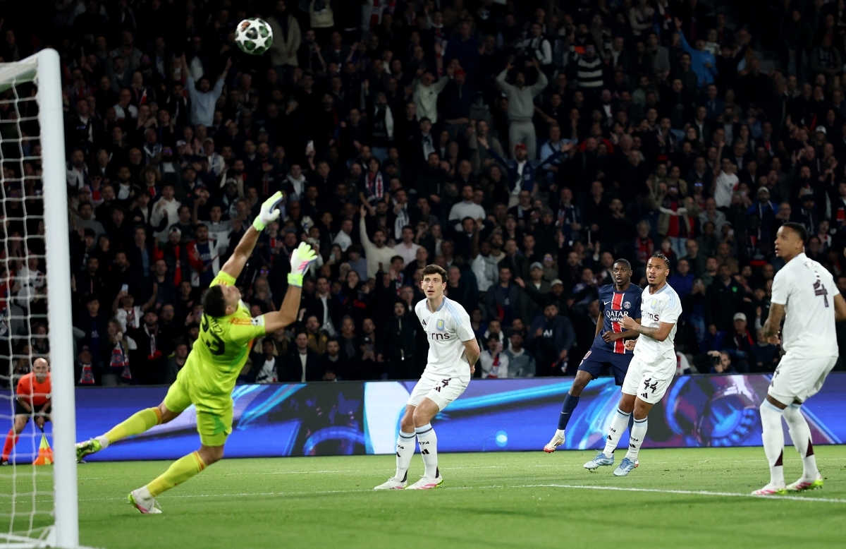 Emiliano Martinez liên tục cứu thua cho đội khách (Ảnh: Reuters).