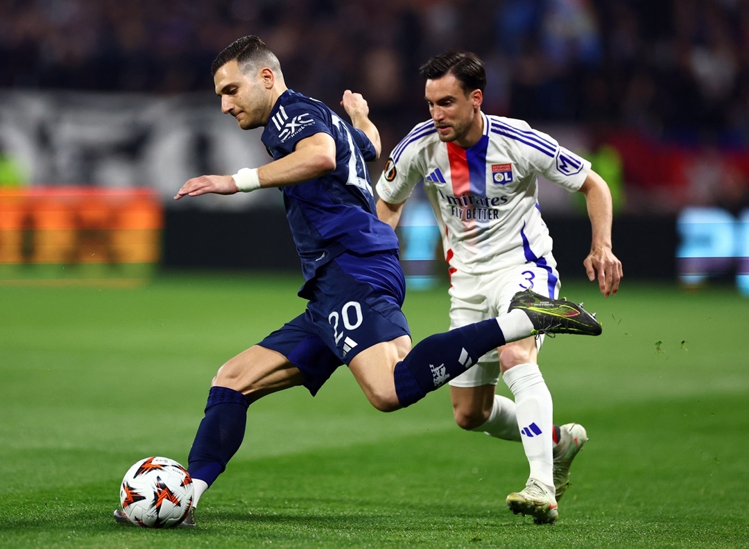 MU đang chơi đầy chủ động dù làm khách trên sân Lyon (Ảnh: Reuters)