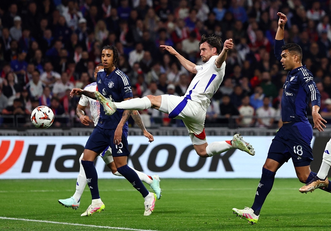 Lyon đang nhập cuộc tốt hơn trong hiệp hai (Ảnh: Reuters)