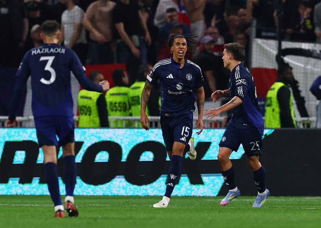 Niềm vui của trung vệ người Pháp sau bàn quân bình tỷ số (Ảnh: Reuters)