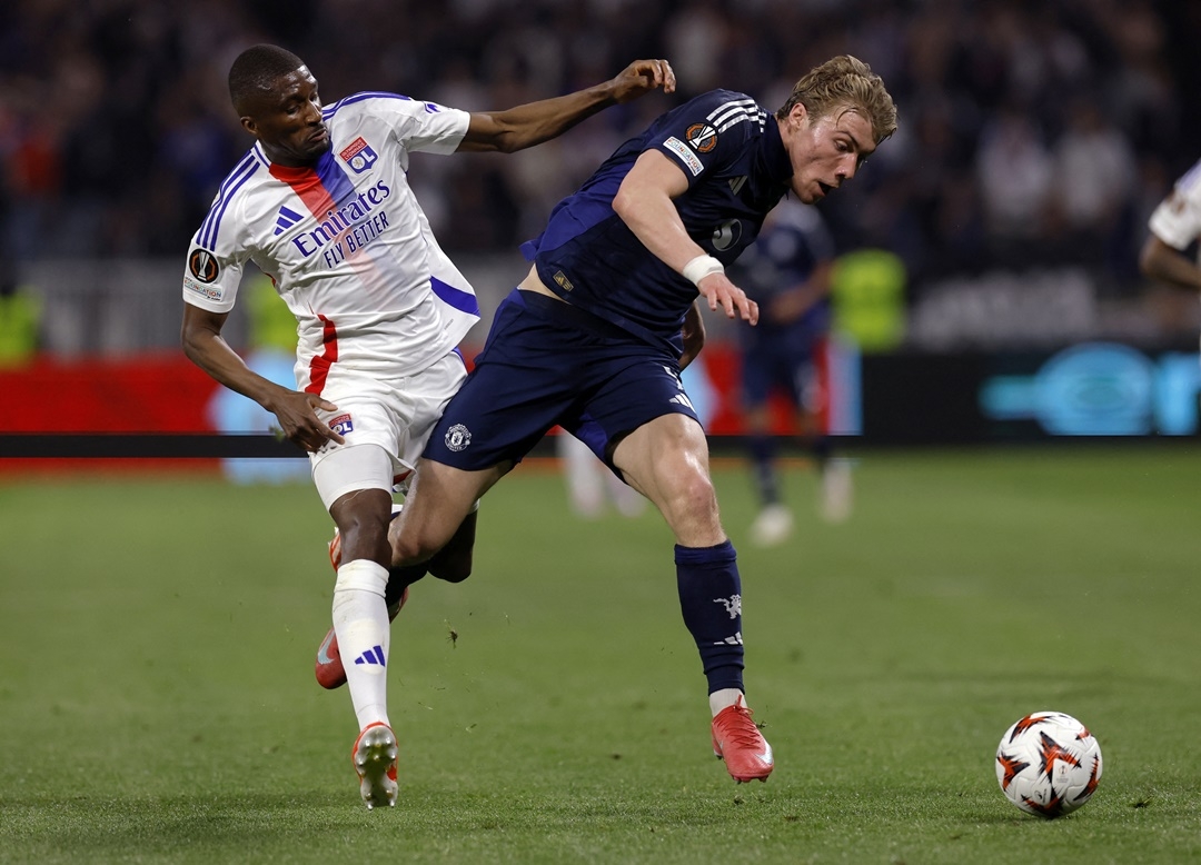 Hojlund rời sân sau màn trình diễn mờ nhạt kể từ đầu trận (Ảnh: Reuters)