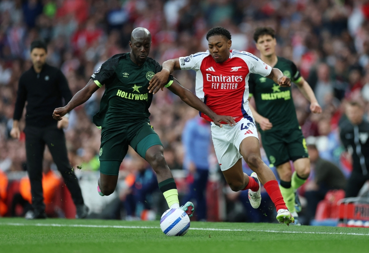 Arsenal gặp nhiều khó khăn trước Brentford (Ảnh: Reuters).