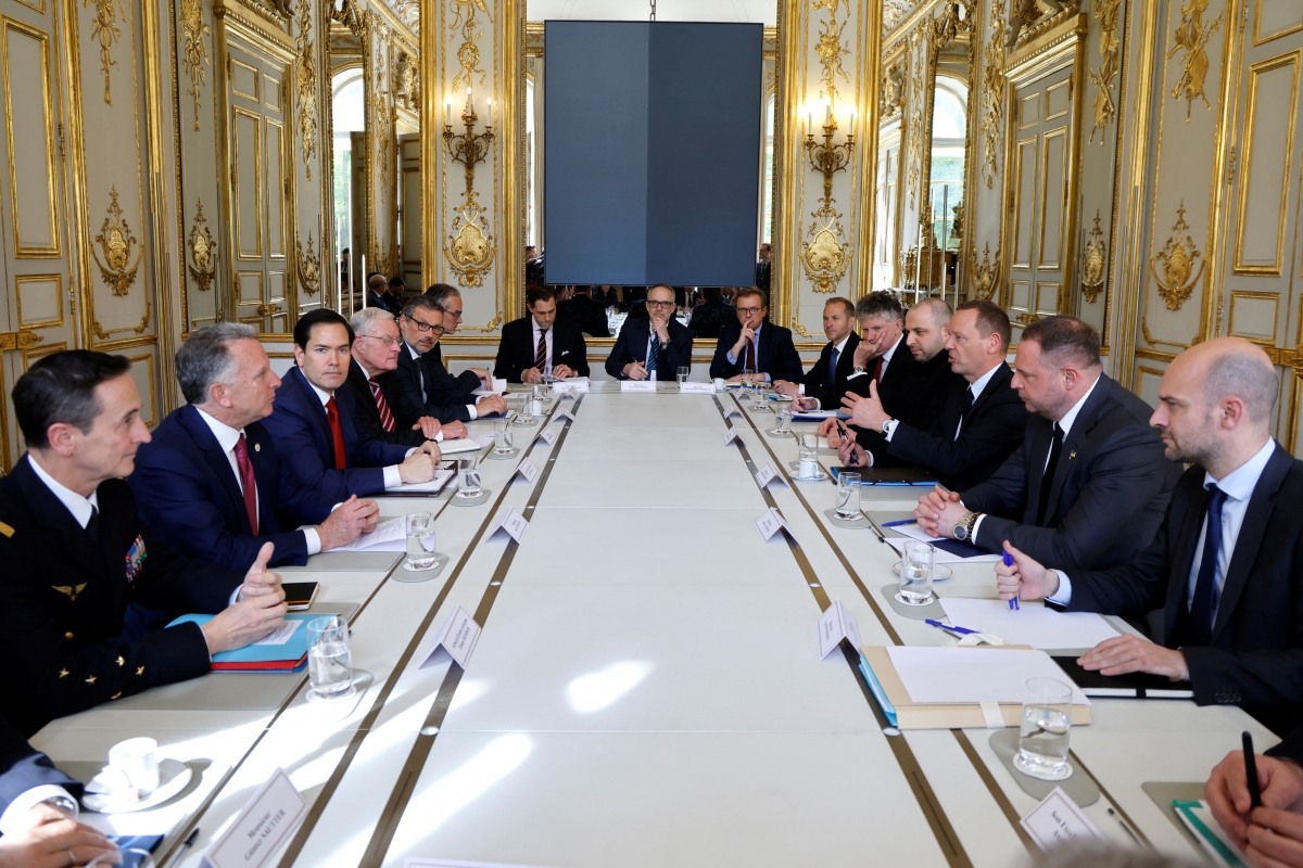Cố vấn ngoại giao của Tổng thống Pháp, ông Emmanuel Bonne đã có cuộc gặp với Chánh Văn phòng Tổng thống Ukraine Andriy Yermak, Đặc phái viên của Tổng thống Mỹ Steve Witkoff, Ngoại trưởng Mỹ Marco Rubio, Cố vấn An ninh Quốc gia Anh Jonathan Powell và Cố vấn An ninh Quốc gia Đức Jens Plötner tại Điện Élysée ở Paris vào ngày 17/4/2025. Ảnh: Reuters