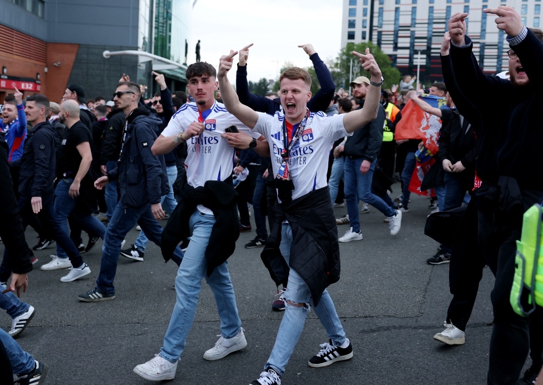 Các CĐV Lyon ở Old Trafford (Ảnh: Reuters)