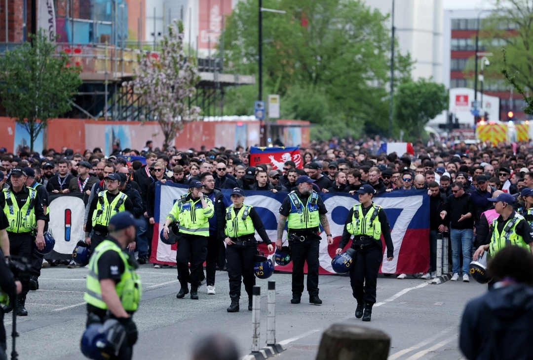 Lực lượng an ninh ở Old Trafford có ngày làm việc vất vả trước thềm trận MU vs Lyon trong khuôn khổ tứ kết lượt về Cúp C2 châu Âu 2024/2025 (Ảnh: Reuters)