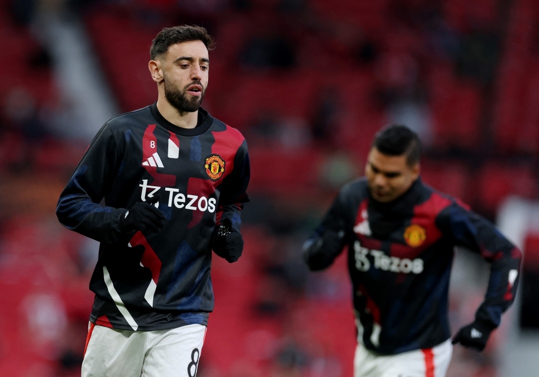 Các cầu thủ MU khởi động trước giờ G (Ảnh: Reuters)