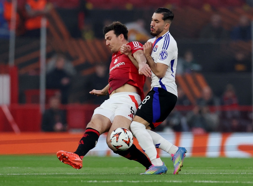 Các cầu thủ Lyon đang đẩy cao đội hình tìm kiếm bàn gỡ (Ảnh: Reuters)