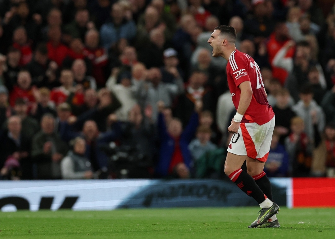 Niềm vui của Dalot sau bàn thắng nhân đôi cách biệt cho MU (Ảnh: Reuters)