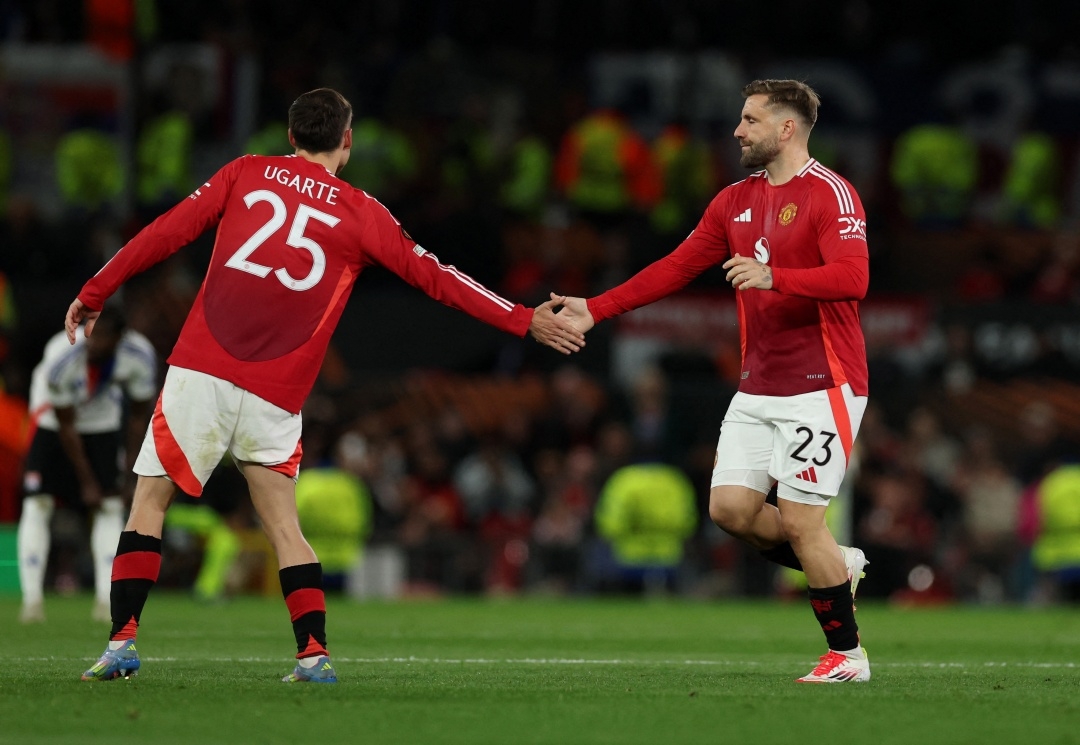 Luke Shaw được tung vào sân ngay đầu hiệp hai (Ảnh: Reuters)