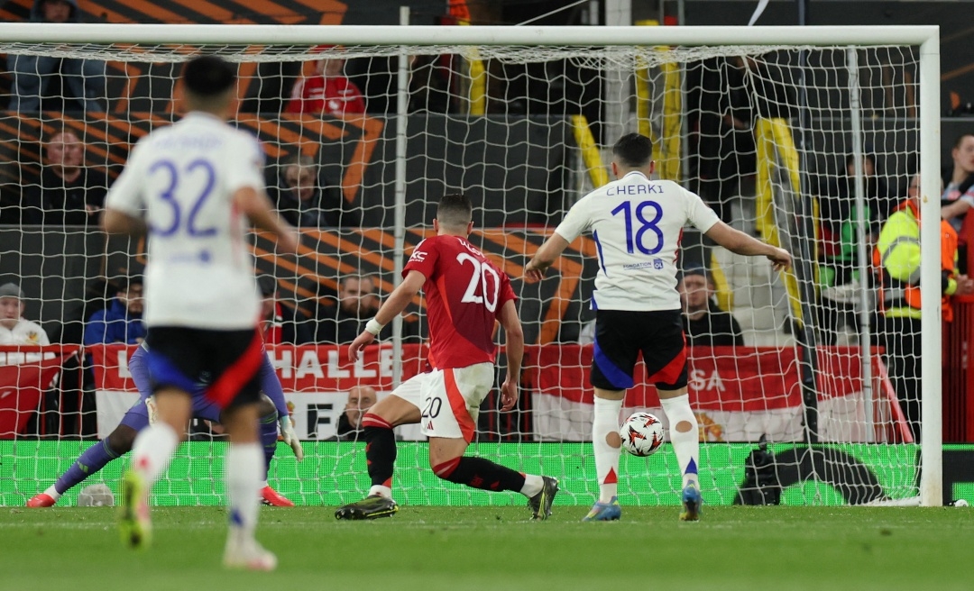 Cherki nâng tỷ số lên 3-2 cho Lyon (Ảnh: Reuters)