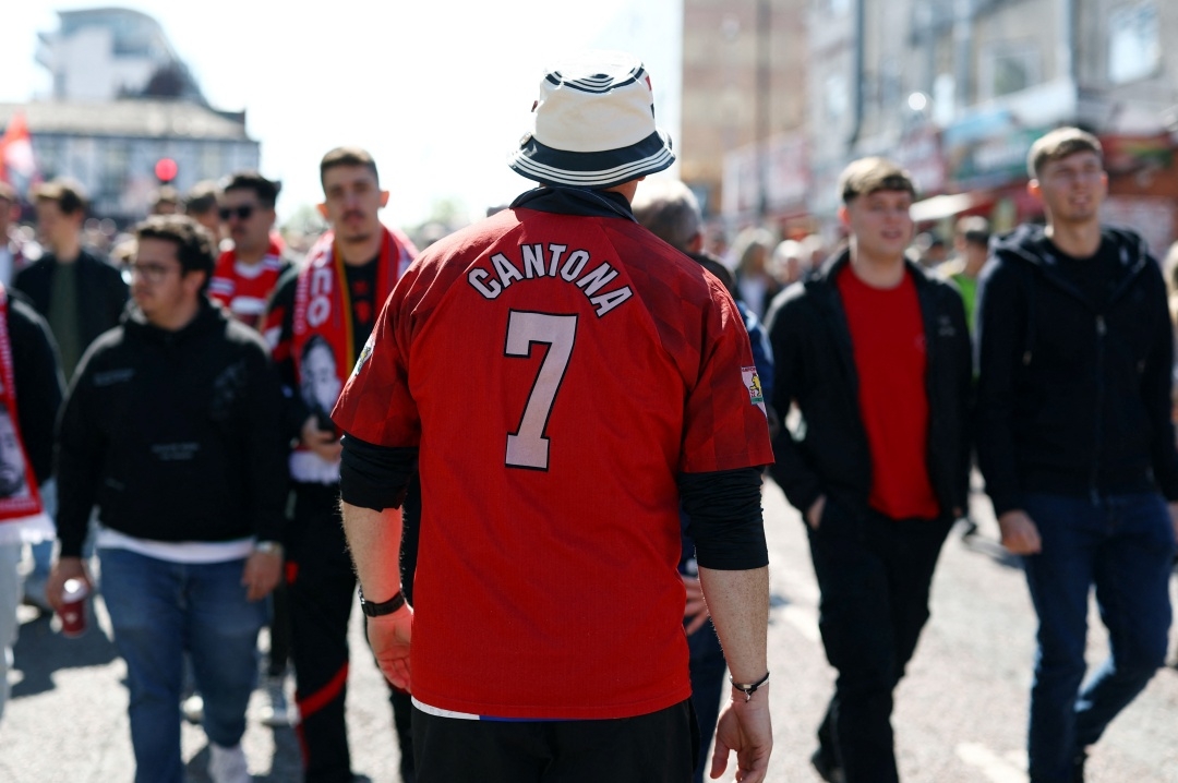 Phía bên ngoài, các CĐV nô nức đổ về sân Old Trafford (Ảnh: Reuters)