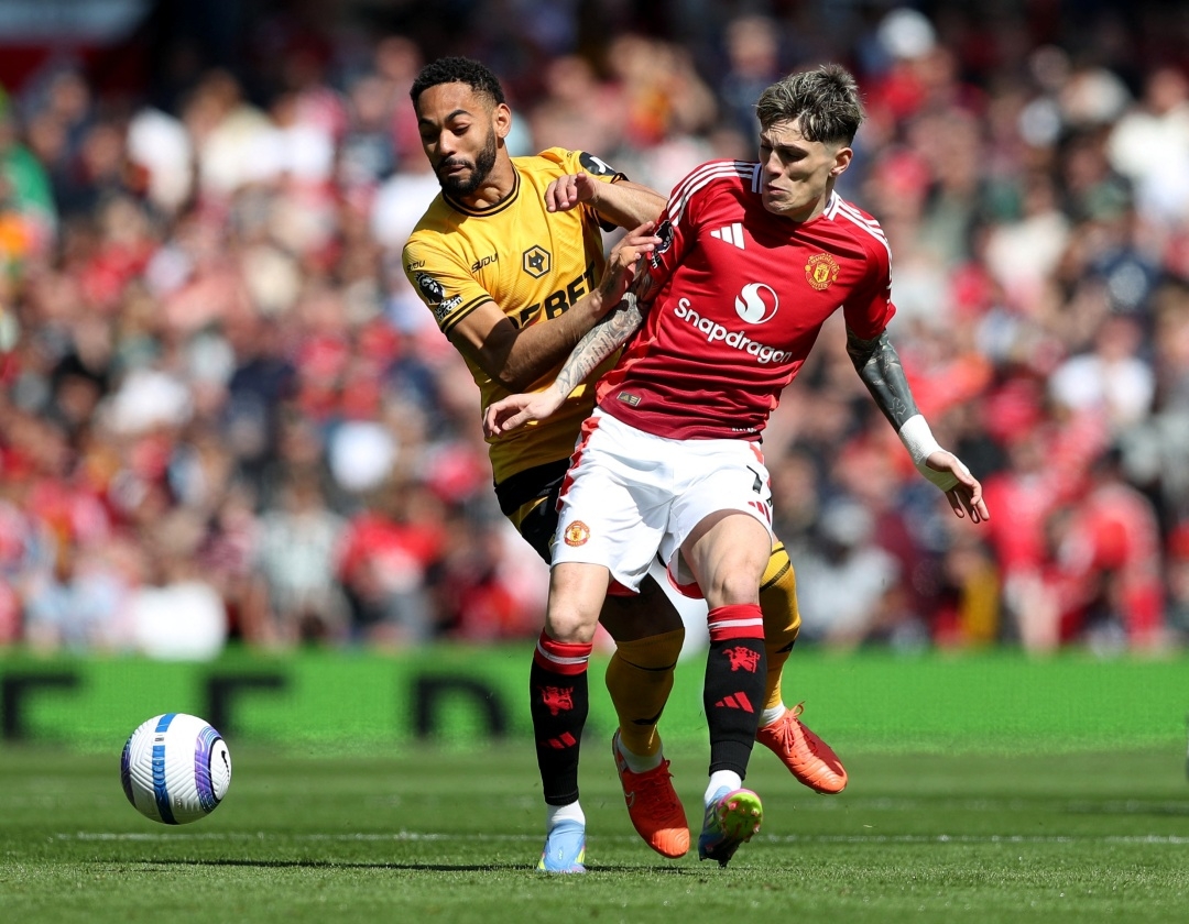 MU đang cầm bóng nhiều hơn Wolves (Ảnh: Reuters)