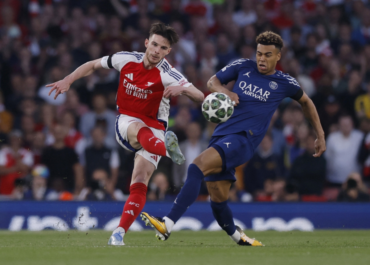 Trận đấu đang diễn ra với tốc độ cao (Ảnh: Reuters).