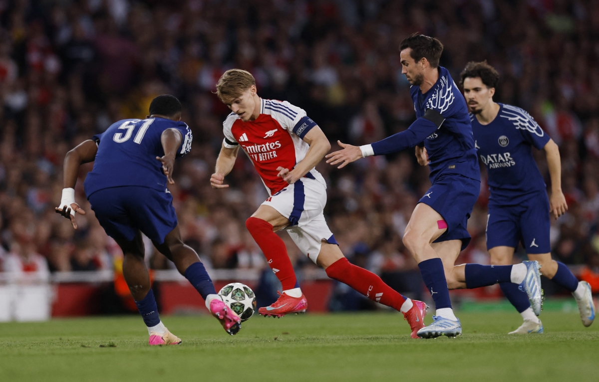 Arsenal gục ngã ngay trên sân nhà trước PSG (Ảnh: Reuters).
