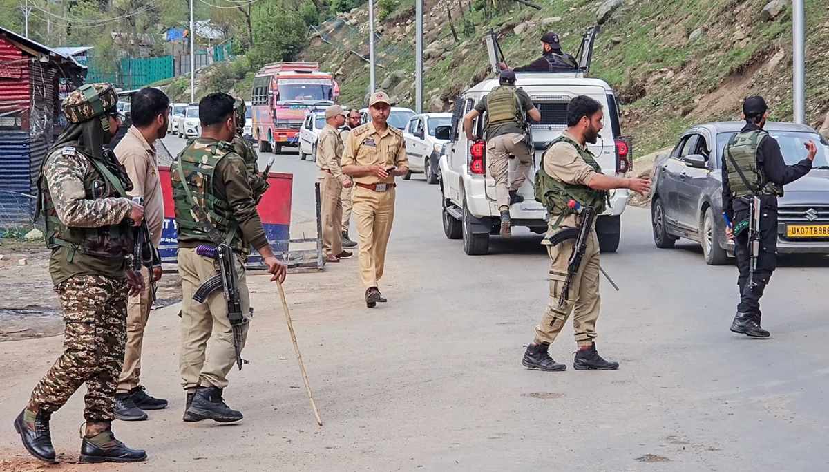 Nhân viên an ninh Ấn Độ vội vã đến hiện trường sau vụ tấn công khủng bố nhằm vào khách du lịch tại thị trấn Pahalgam, vùng lãnh thổ liên bang Jammu và Kashmir chiều 22/4 (Ảnh: ANI)
