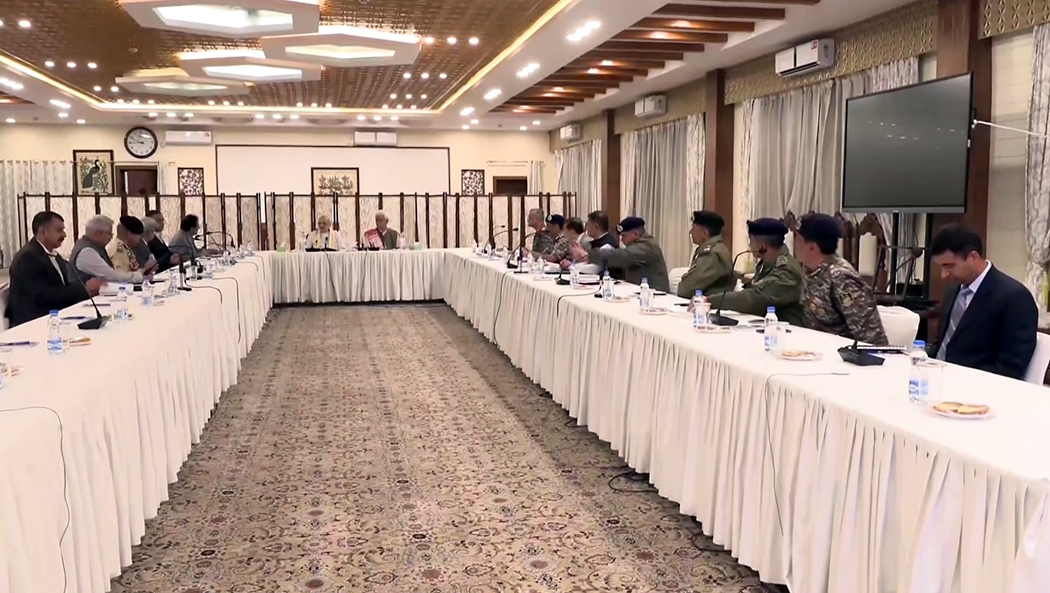 Bộ trưởng Nội vụ Ấn Độ Amit Shah chủ trì cuộc họp an ninh cấp cao với tất cả các lực lượng an ninh tại thành phố Srinagar, thủ phủ Vùng lãnh thổ liên bang Jammu và Kashmir tối 22/4 (Ảnh: ANI)