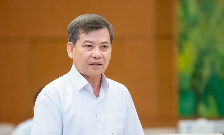 Chánh án TAND tối cao Lê Minh Trí trình bày tờ trình tại phiên họp