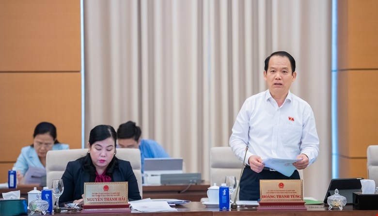 Chủ nhiệm Ủy ban Pháp luật – Tư pháp của Quốc hội Hoàng Thanh Tùng trình bày báo cáo thẩm tra