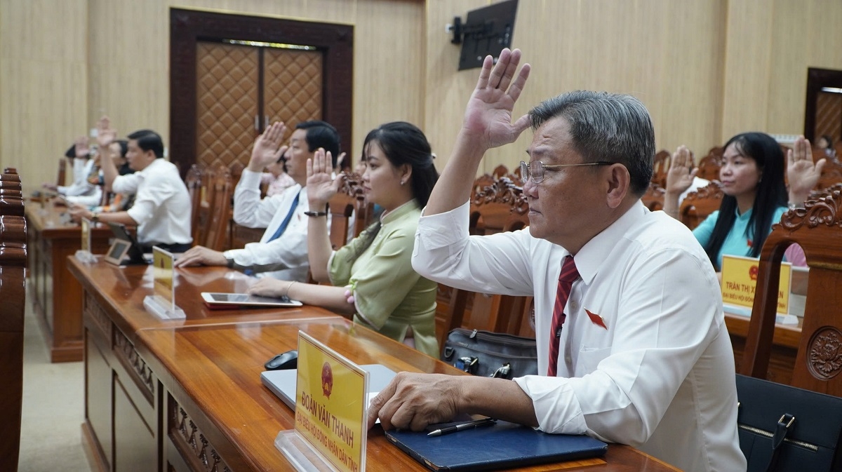 Đại biểu HĐND tỉnh Kiên Giang khóa X biểu quyết thông qua các nghị quyết. 