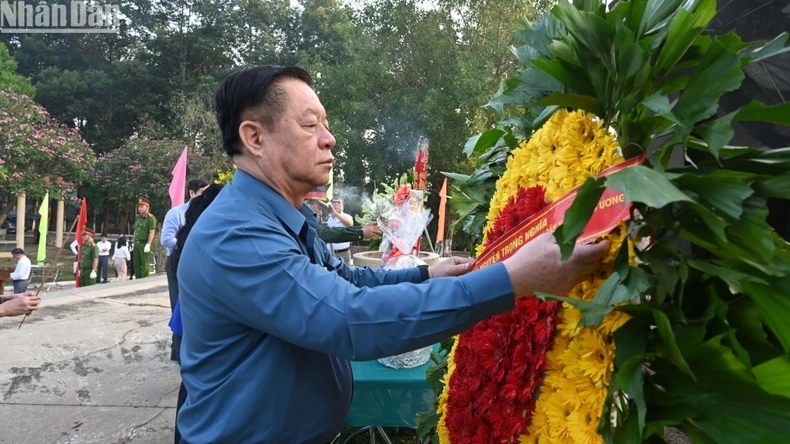 Ông Nguyễn Trọng Nghĩa đặt vòng hoa tại khu di tích "Chốt chặn Tàu Ô-Xóm Ruộng".