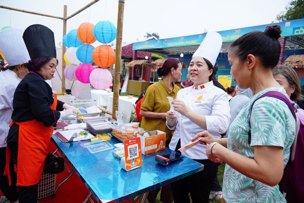 Gian hàng phở nhộn nhịp tại lễ hội, nơi đầu bếp và du khách cùng trải nghiệm thanh toán không tiền mặt qua Paybox – MyShop, thể hiện sự kết hợp hài hòa giữa ẩm thực truyền thống và công nghệ hiện đại