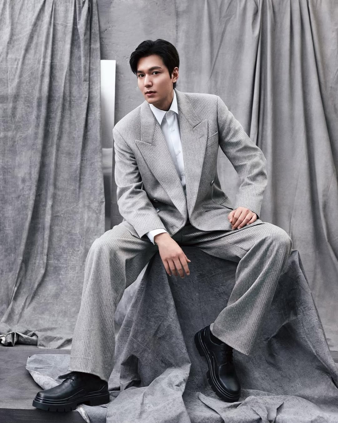 Lee Min Ho là một trong những cái tên đình đám hàng đầu Kbiz. Tên tuổi của nam tài tử gắn liền với loạt phim ăn khách như Vườn sao băng, Thợ săn thành phố, Những người thừa kế, Thần y, Nỗi buồn Gangnam, Chuyện tình biển xanh, Pachinko… Vừa qua, Lee Min Ho trở lại với phim truyền hình When the stars gossip.