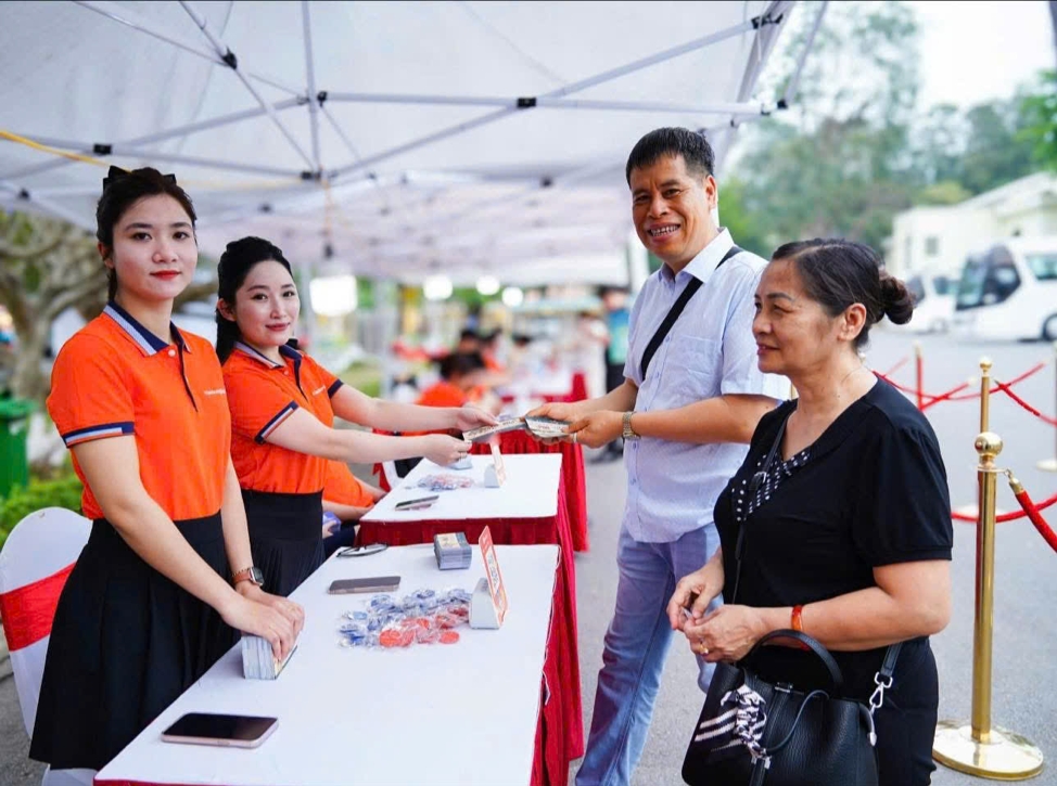 Nhân viên KienlongBank tư vấn và hỗ trợ khách hàng trải nghiệm thanh toán số qua nền tảng MyShop – Paybox, mang đến giải pháp "mua – quét – nhận" tiện lợi, hiện đại tại Festival Phở 2025