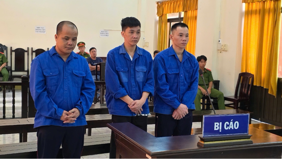 3 bị cáo Học, Băng và Hồng Em tại phiên toà (từ phải sang)